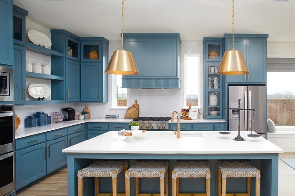 Tủ bếp màu xanh coban với nhiều hệ tủ thiết kế độc đáo