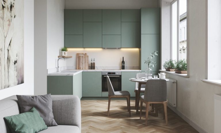 Tủ bếp chữ L màu xanh với thiết kế âm tường cao kịch trần hiện đại