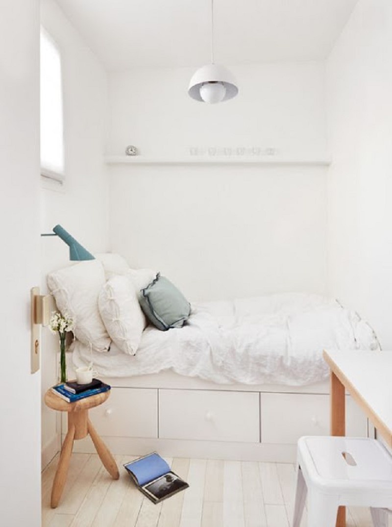 Mẫu phòng ngủ nhỏ tông màu trắng chủ đạo giúp căn phòng thoáng đãng hơn