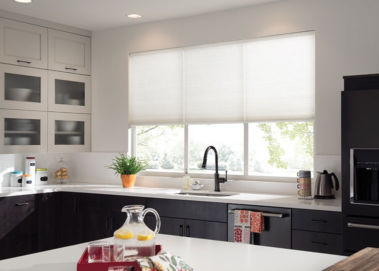 Ưu tiên thiết kế bếp có cửa sổ để tận dụng ánh sáng bên ngoài