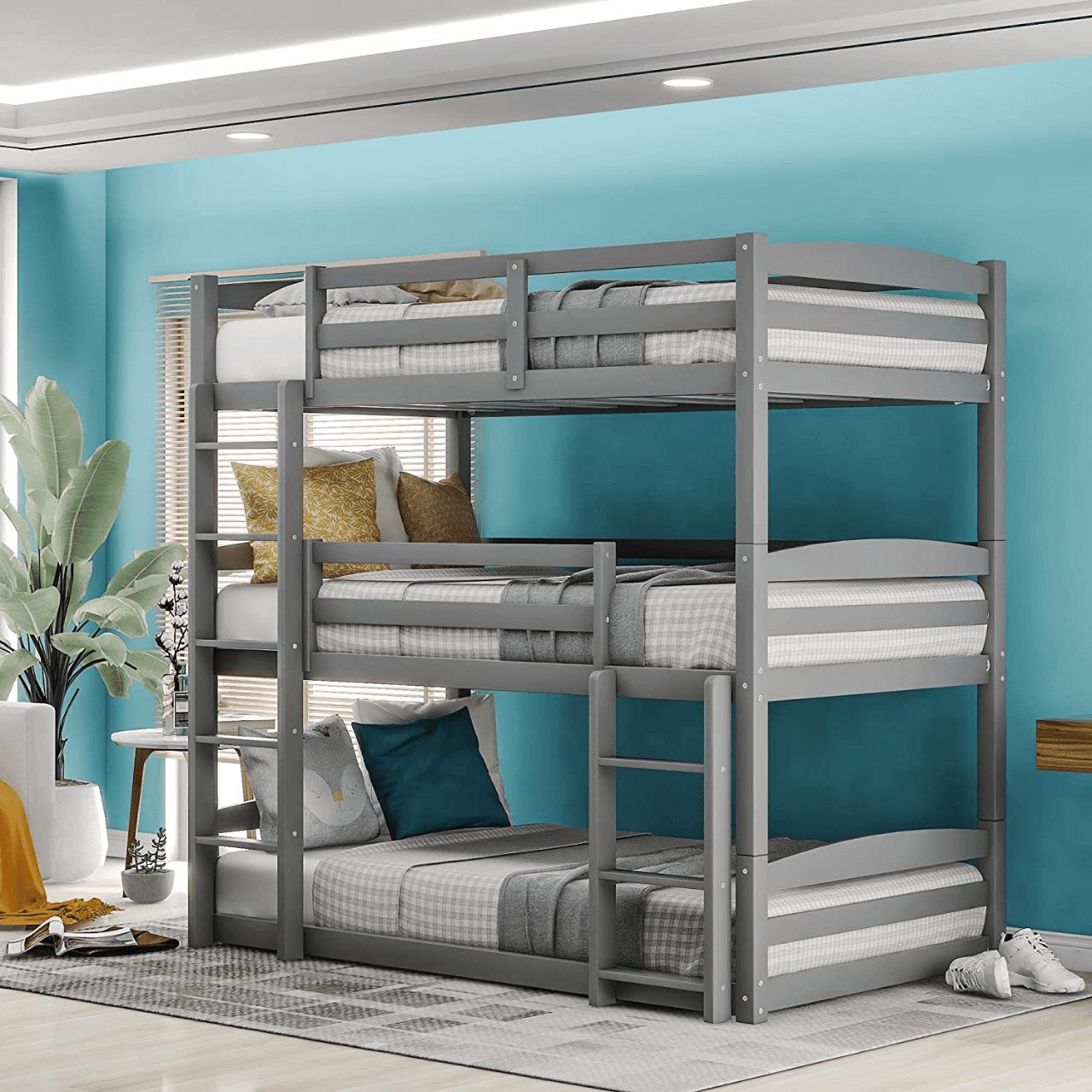 Mẫu giường có 3 tầng xếp chồng lên nhau giúp tiết kiệm diện tích căn phòng