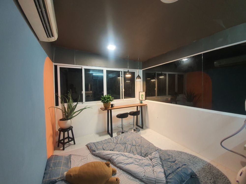 Cải tạo sân thượng thành phòng ngủ với ô cửa kính trong suốt