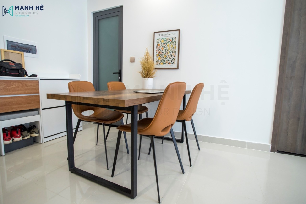 Bộ bàn ăn mặt gỗ nhỏ có 4 ghế đặt ngay cạnh phòng bếp