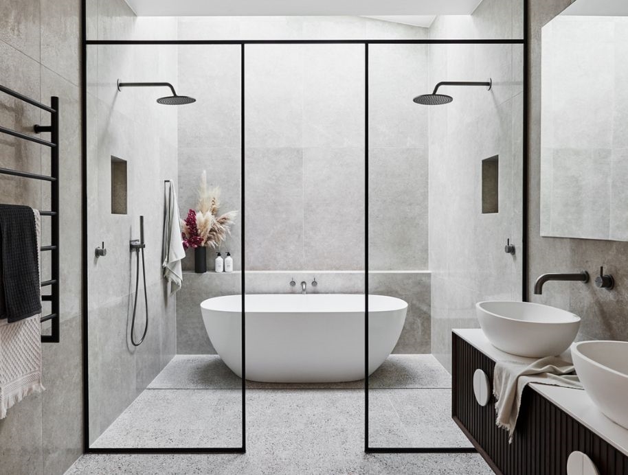 Bồn tắm đặt trong phòng vách kính riêng đẹp hiện đại