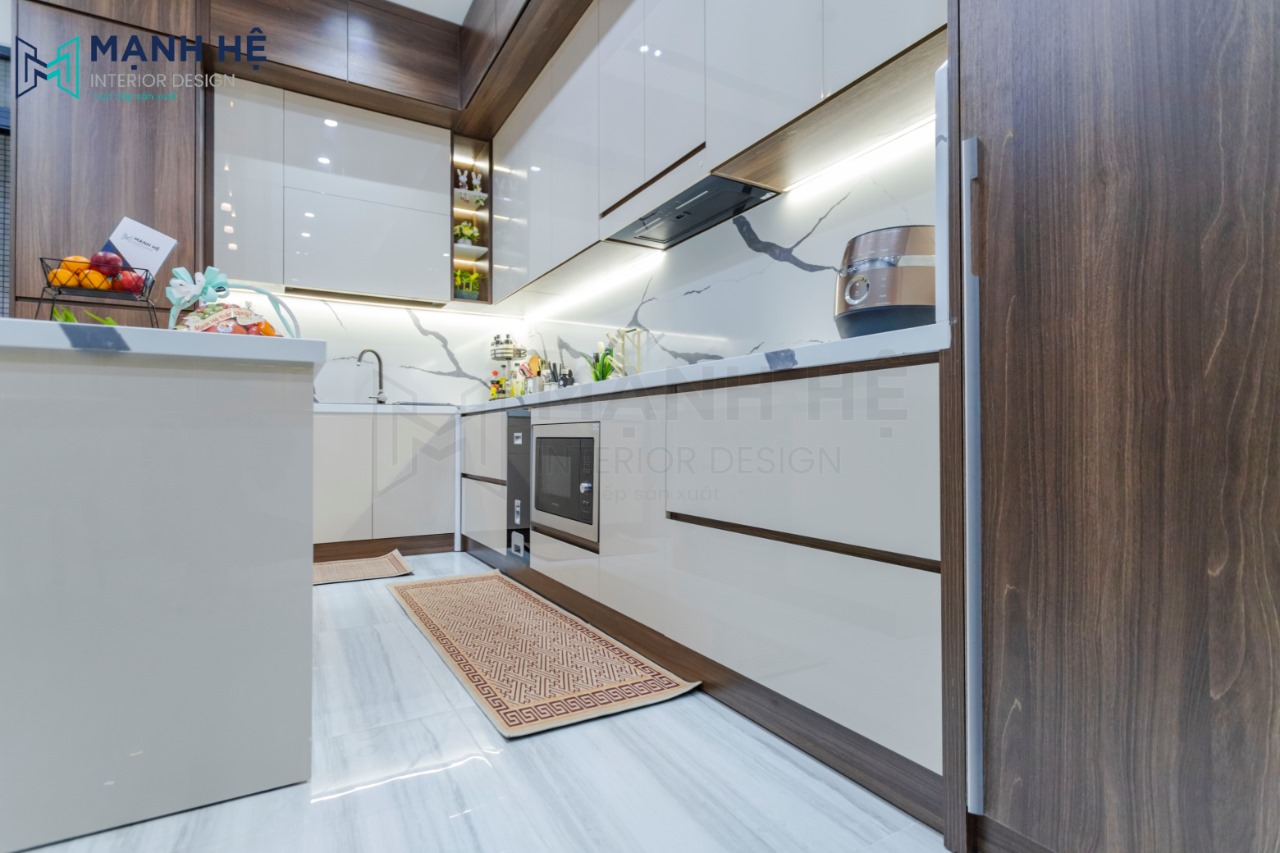Hệ tủ bếp được thi công bằng chất liệu gỗ công nghiệp HDF với bề mặt phủ acrylic kết hợp melamine