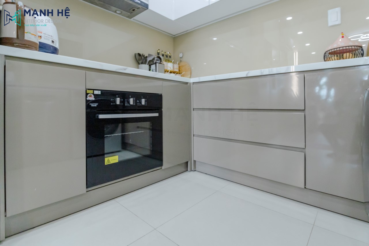 Hệ tủ bếp dưới được thi công với chất liệu gỗ công nghiệp acrylic sang trọng