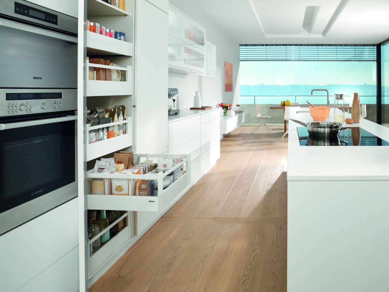 Tủ kho có kích thước phù hợp sẽ tiết kiệm được diện tích gian bếp
