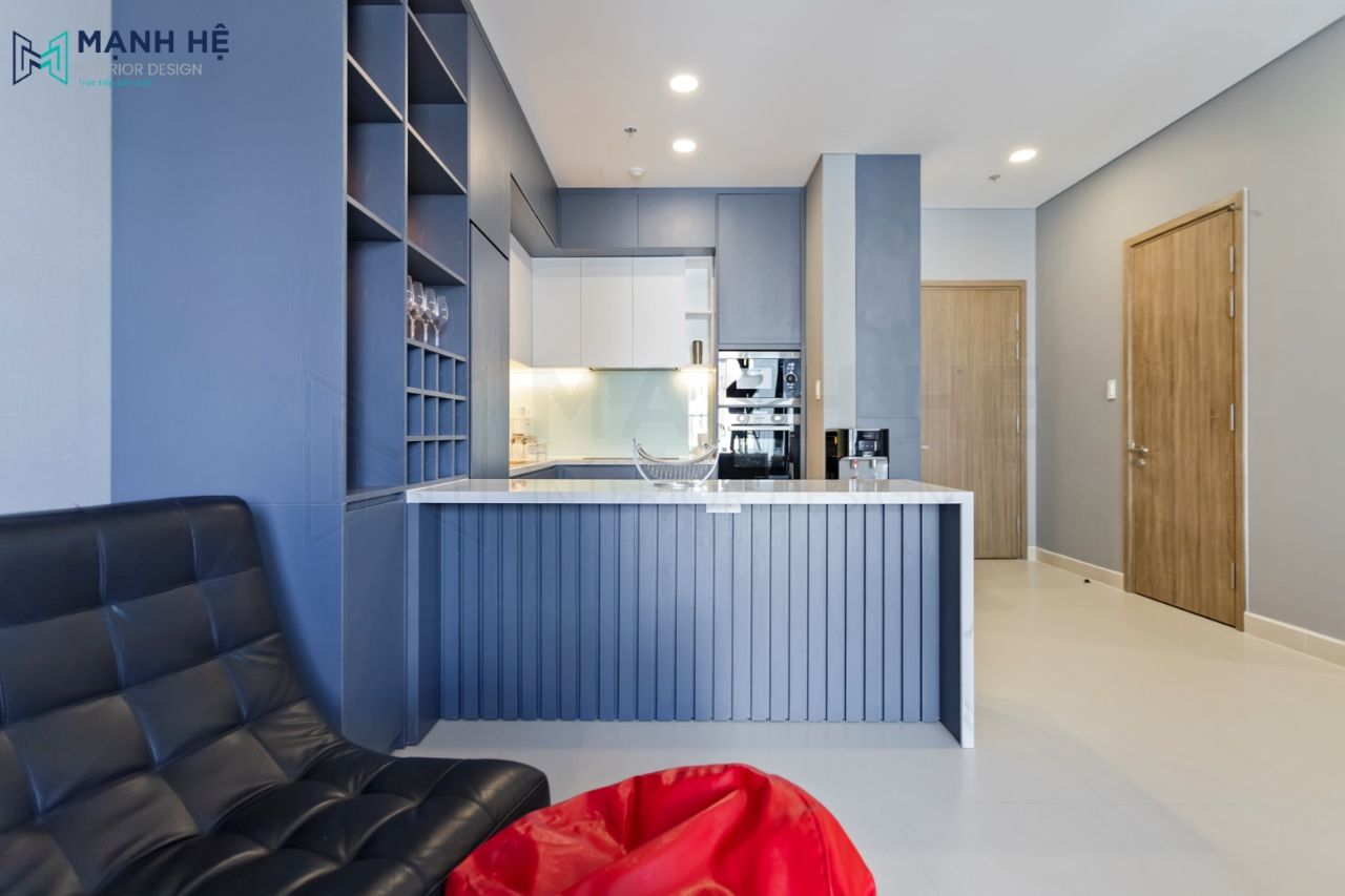 Không gian phòng bếp với nội thất màu xanh chủ đạo