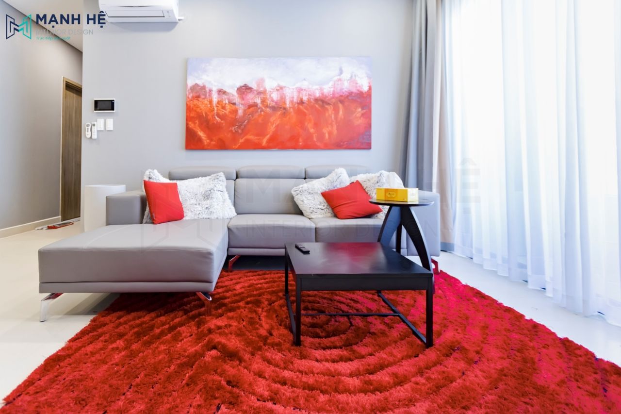 Không gian phòng khách hiện đại với điểm nhấn thảm đỏ nổi bật