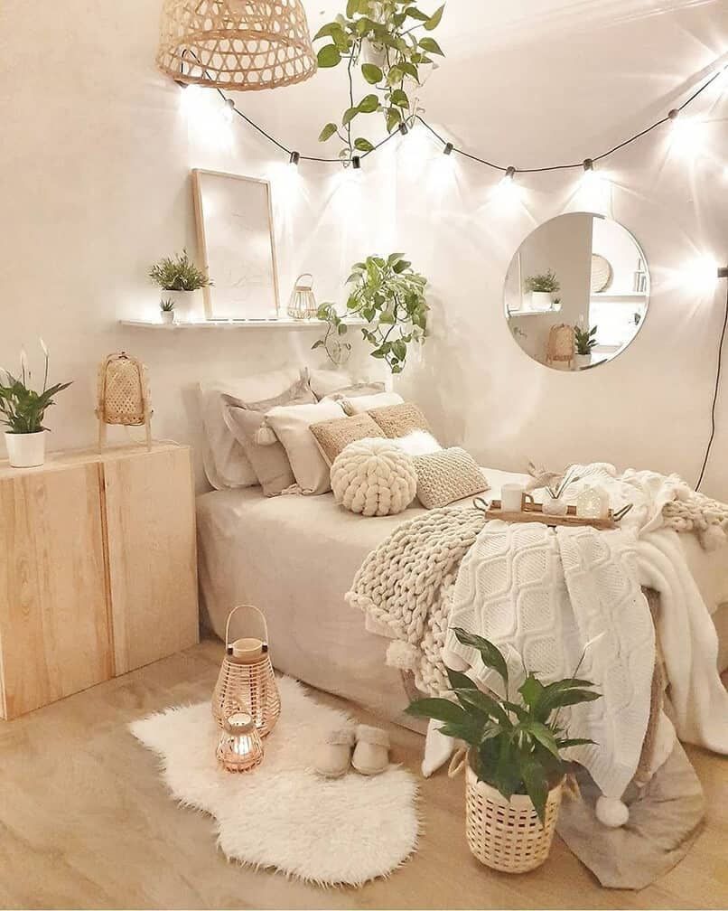 Decor phòng ngủ chill bằng chậu cây xanh nhỏ