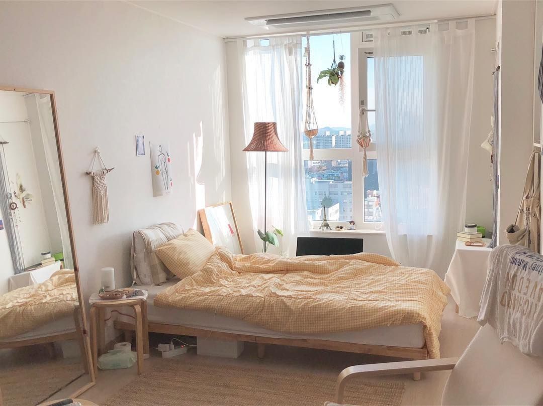Phòng ngủ chill cho nữ theo phong cách vintage với cửa sổ thoáng đãng