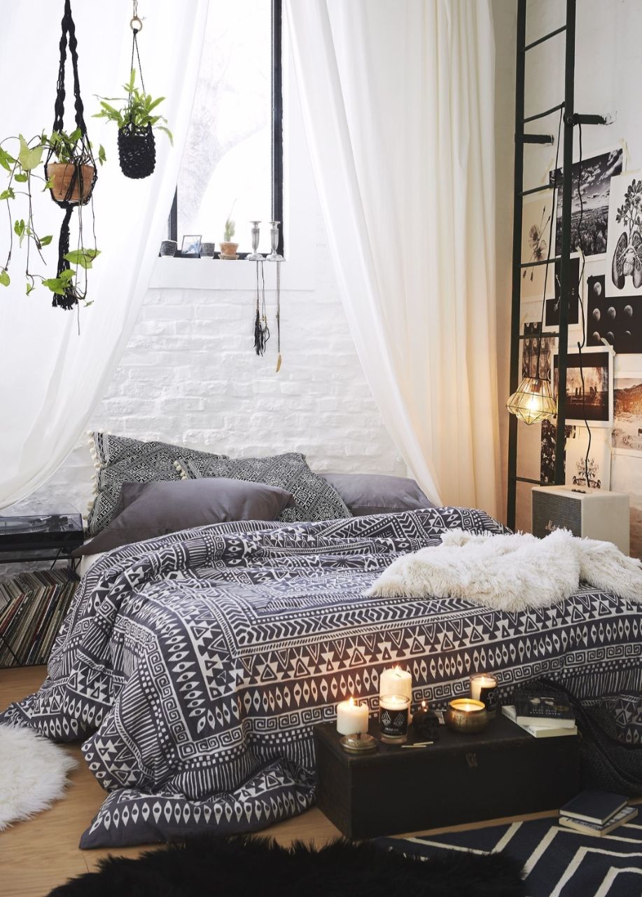Phòng ngủ chill cho nam với họa tiết chăn ga nam tính kết hợp nến thơm