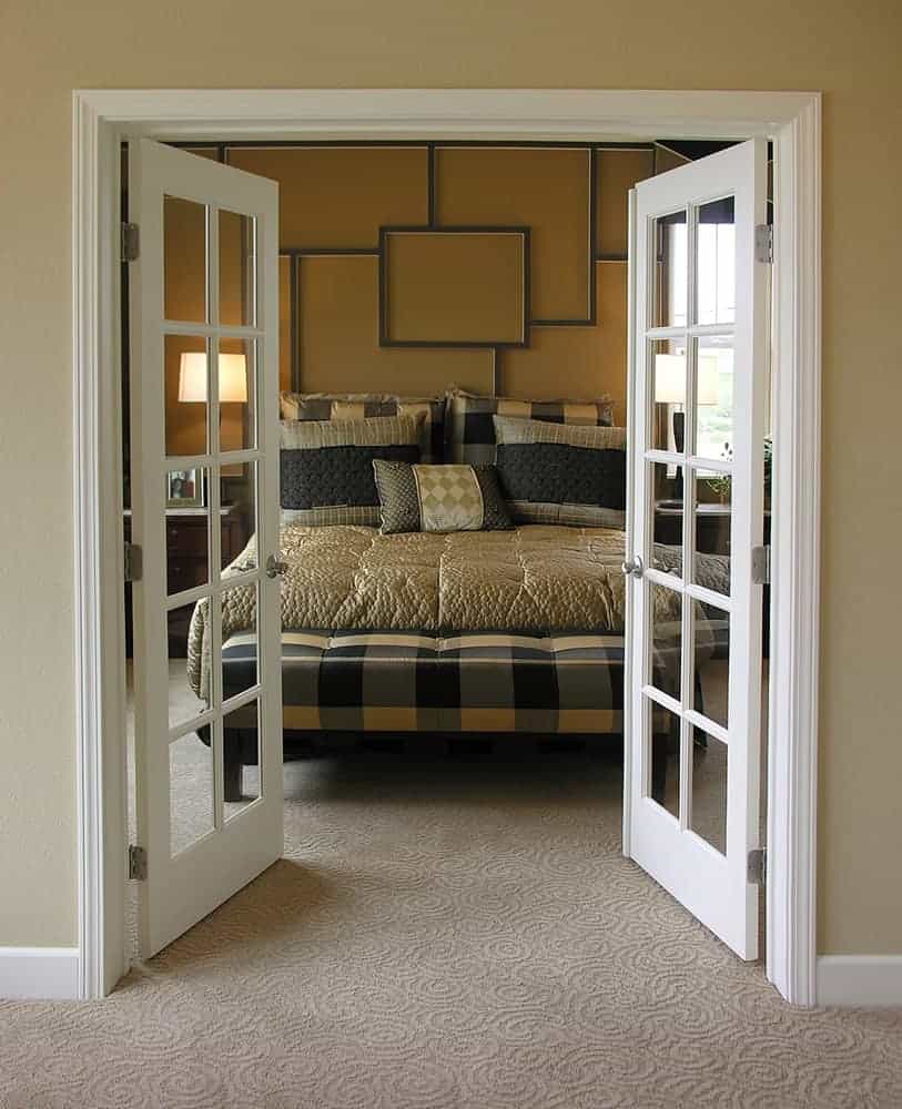 Mẫu 1: Cửa phòng ngủ bằng chất liệu nhôm kính với thiết kế 2 cánh mở