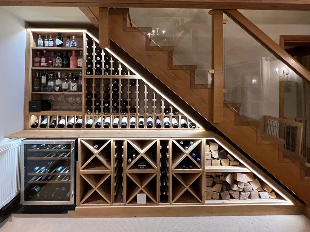 Mẫu tủ rượu gỗ gầm cầu thang cao cấp và sang trọng