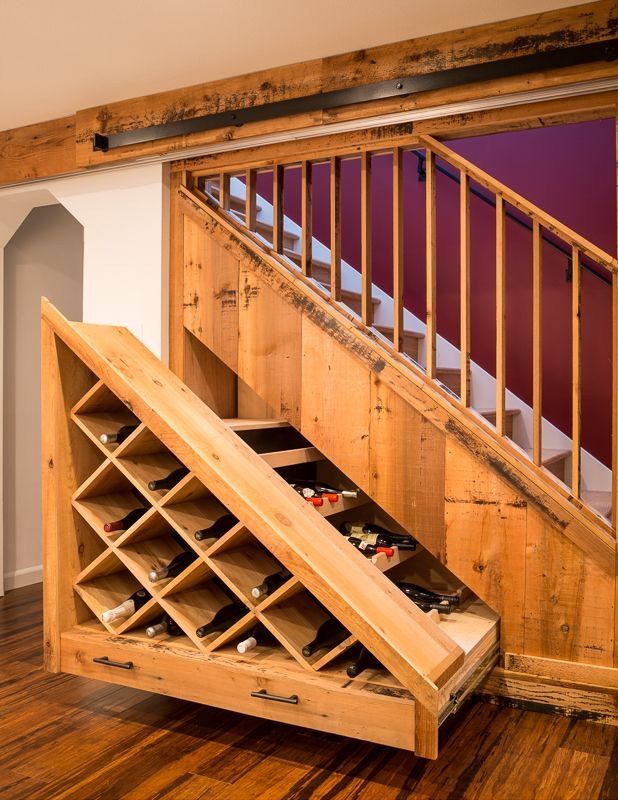 Thiết kế tủ rượu bên dưới cầu thang gỗ cực kỳ mới lạ