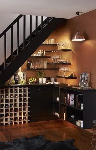 Tủ rượu gỗ gầm cầu thang được thiết kế tận dụng góc chữ L thông minh