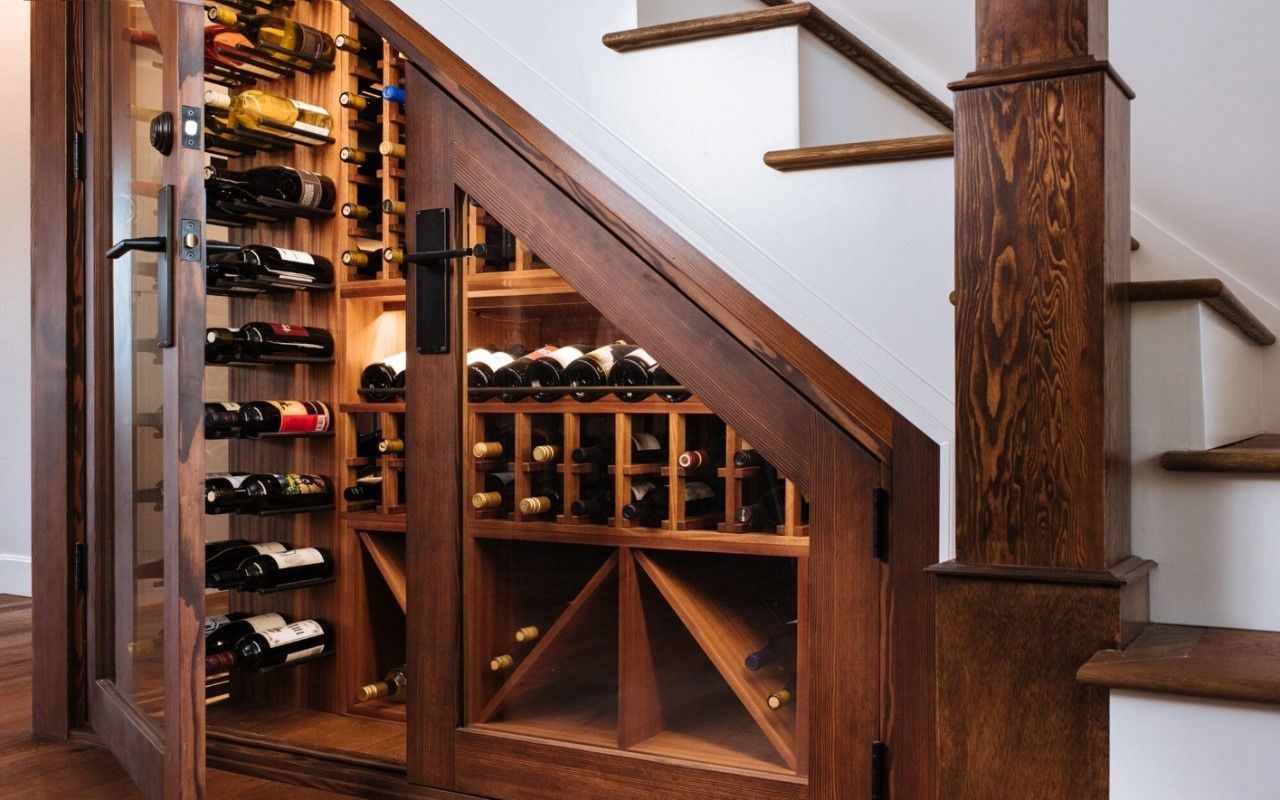 Tủ rượu gỗ tự nhiên gầm cầu thang mang đến cho Gia chủ góc nhỏ để chill