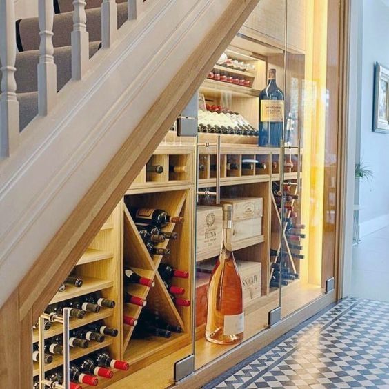 Tủ rượu gầm cầu thang hiện đại góp phần phô diễn nét đẹp của những chai rượu vang