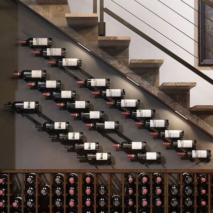 Tủ rượu gỗ gầm cầu thang màu sắc nền nã tạo cảm giác gần gũi