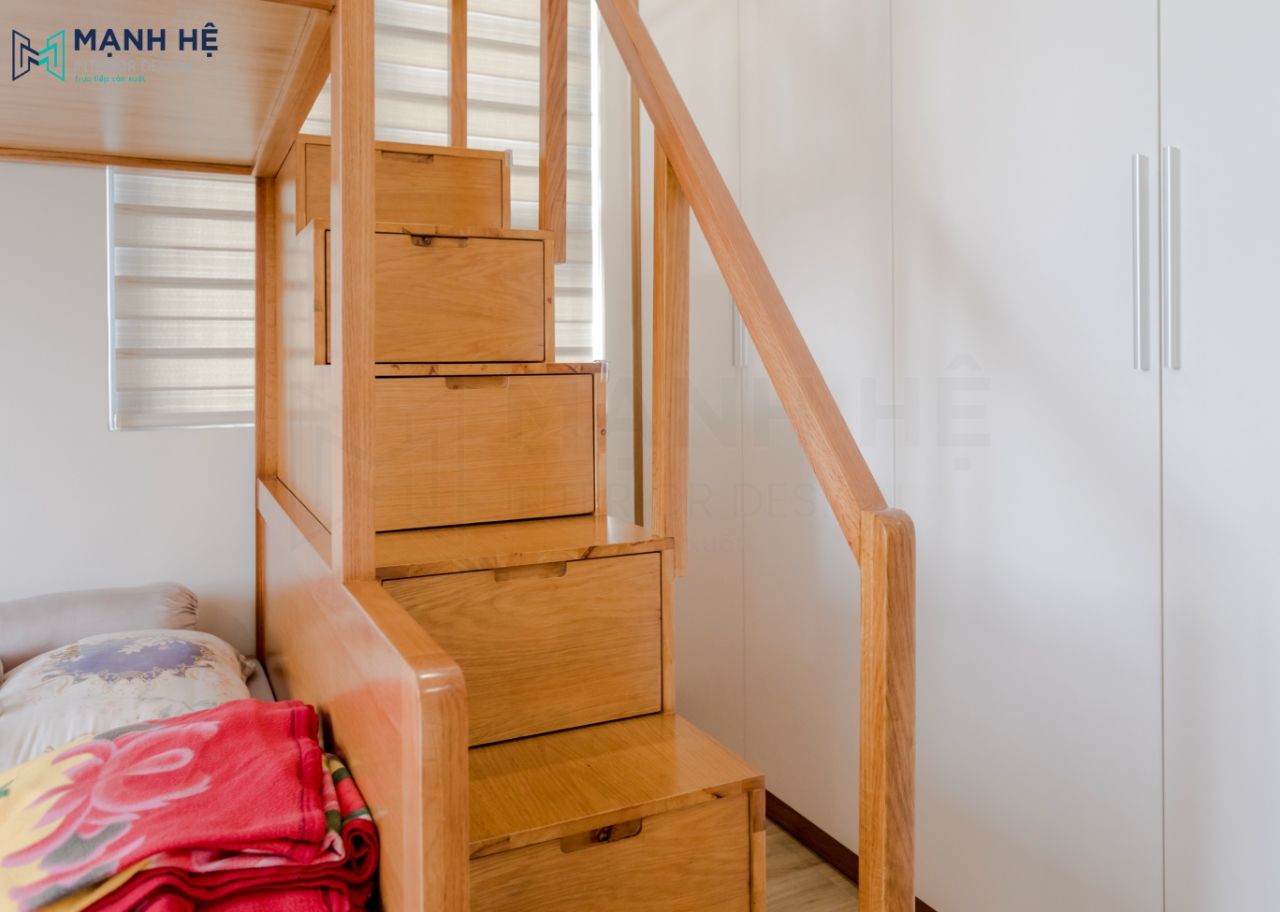Cầu thang được thi công chắc chắn có tay vịn giữ an toàn cho các bé, các bậc cầu thang được thiết kế tích hợp hộc tủ tối ưu không gian sử dụng cho 3 bé
