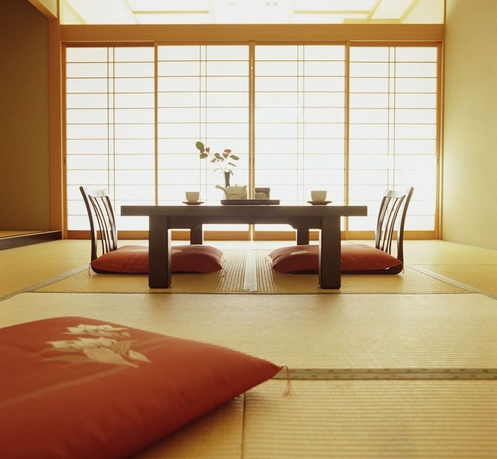 Bàn trà đạo bệt kiểu Nhật có ghế tựa tạo điểm nhấn cho căn phòng