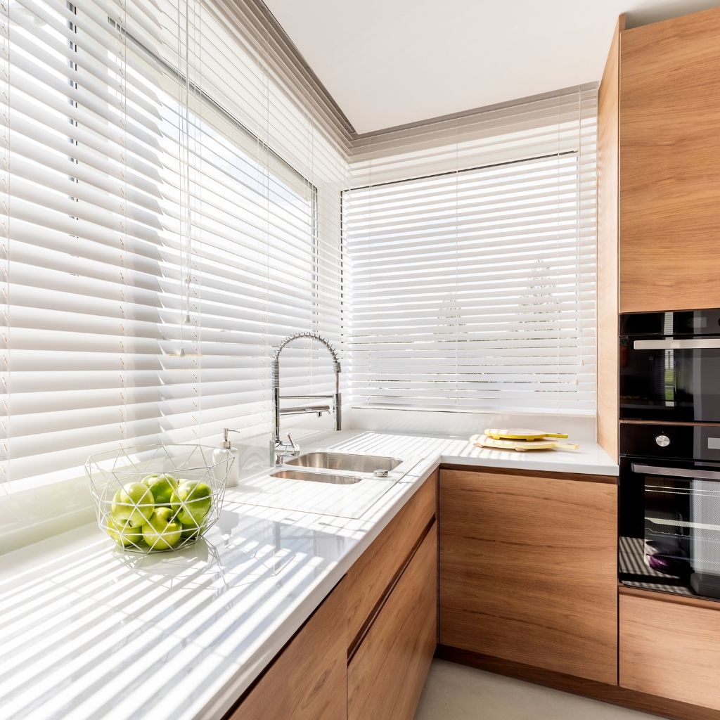 Rèm cửa sáo nhôm phòng bếp điều chỉnh ánh nắng tự nhiên giúp không gian khoáng đãng mát mẻ