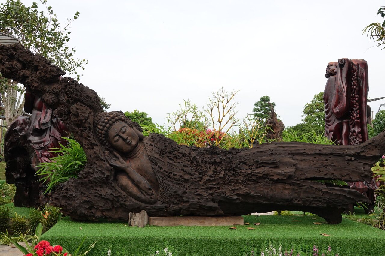 Tượng Phật  gỗ gụ đang nằm ngủ kích thước lớn với đường nét được mài mòn tự nhiên