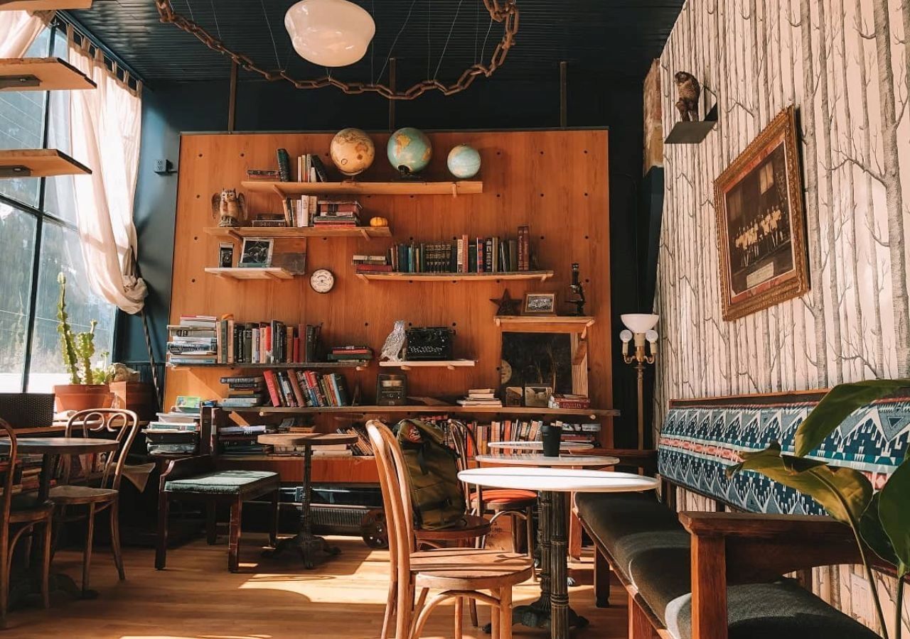 Quán cafe được trang trí theo phong cách vintage với nội thất chủ yếu là đồ gỗ