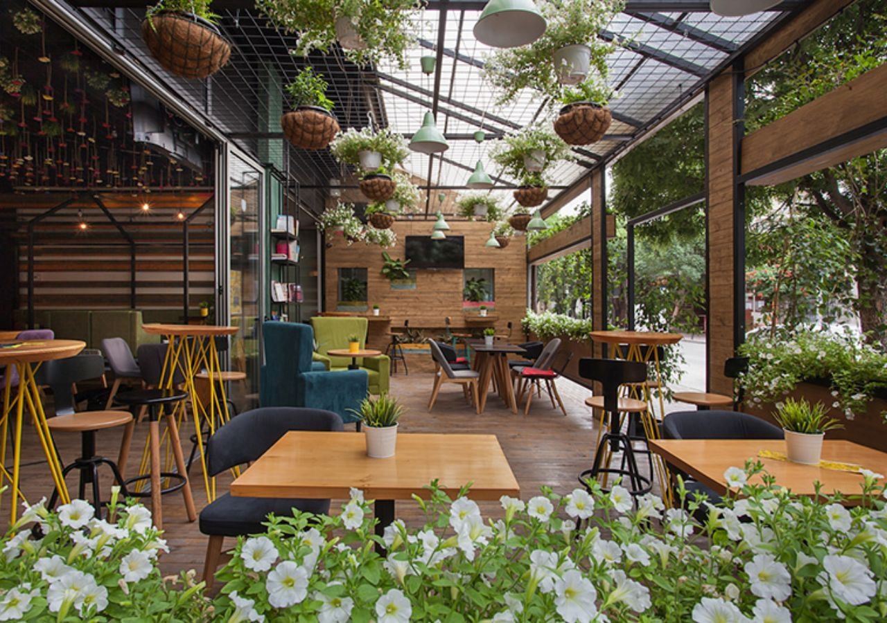 Trang trí quán cafe sân vườn với đồ nội thất chủ đạo là gỗ có gam màu trung tính