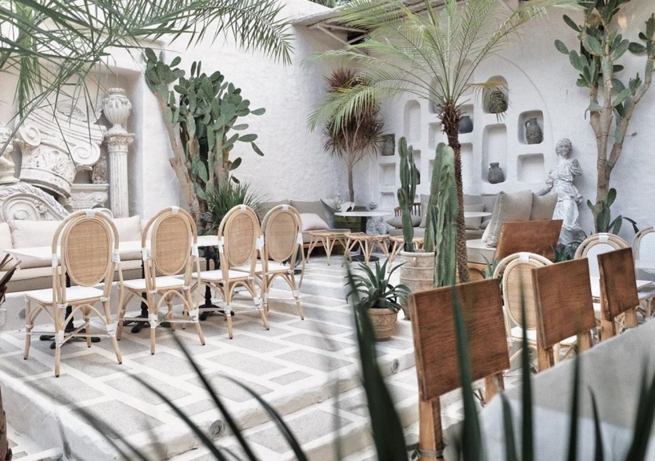 Tường và đá nền thô sơn trắng cho quán cafe phong cách Địa Trung Hải
