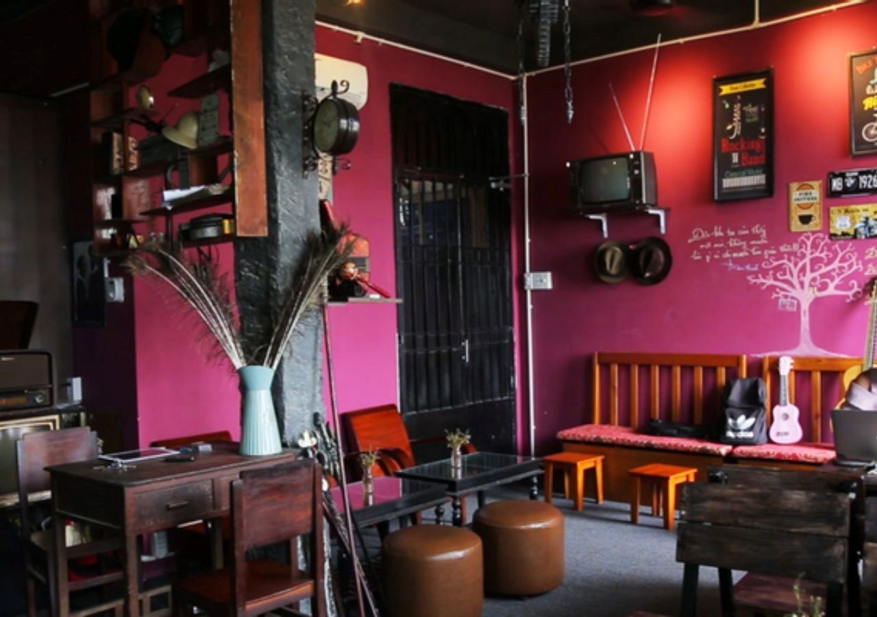 Ý tưởng 12: Trang trí quán cafe cổ điển có lớp sơn tường màu sắc nổi bật