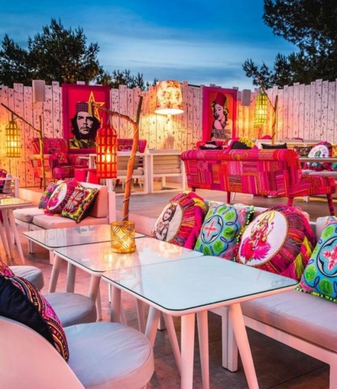 Ý tưởng 21: Trang trí quán cafe ngoài trời với màu sắc ấm nổi bật thu hút mọi ánh nhìn