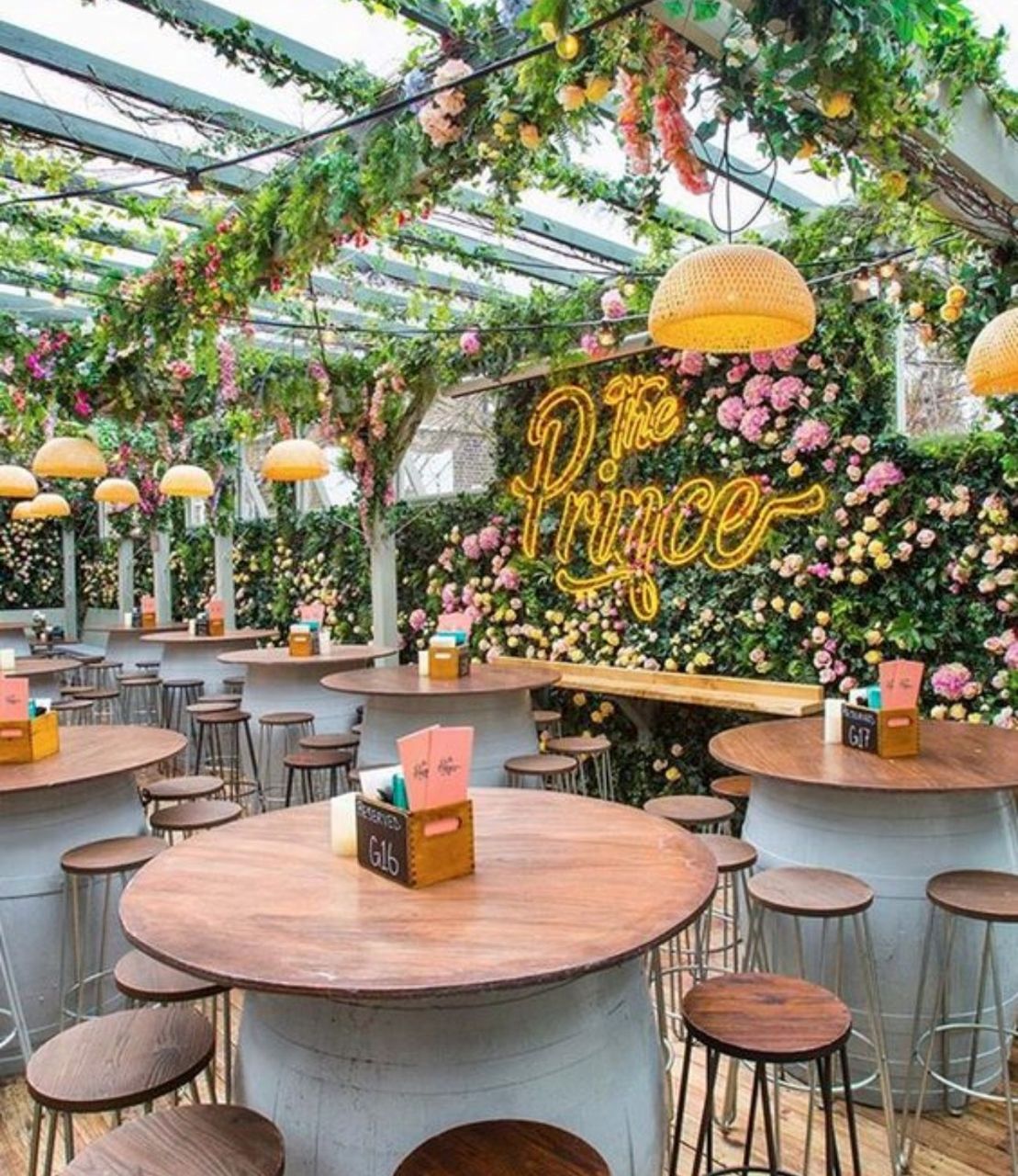 Ý tưởng 22: Trang trí quán cafe đẹp với dàn hoa và bàn ghế tròn độc đáo