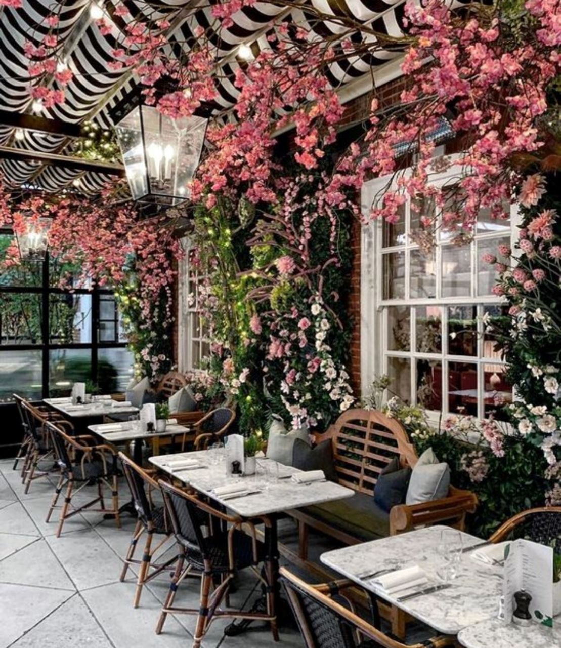 Ý tưởng 14: Quán cafe trang trí bằng mặt tường hoa thơ mộng