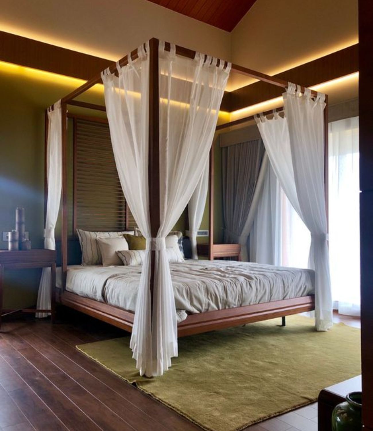 Khung và giường làm từ gỗ xoan đào kết hợp màn voan trắng thơ mộng