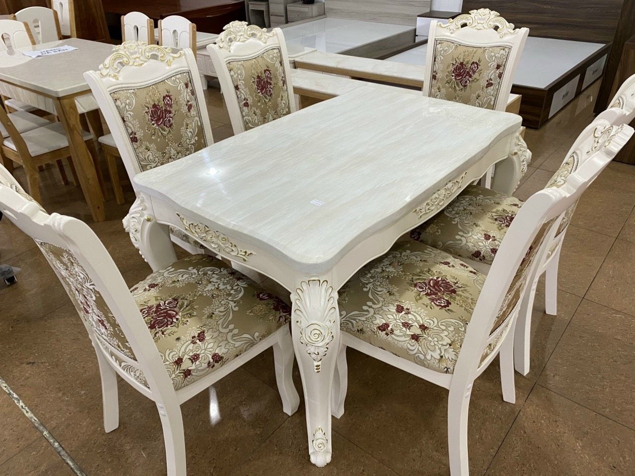Mẫu 7: Thiết kế bàn ăn màu trắng tân cổ điển kết hợp cùng ghế ngồi họa tiết hoa ăn tạo sự nổi bật