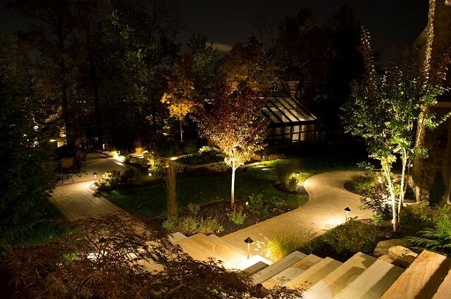Đèn chiếu sáng cho không gian sân vườn thêm lung linh về đêm