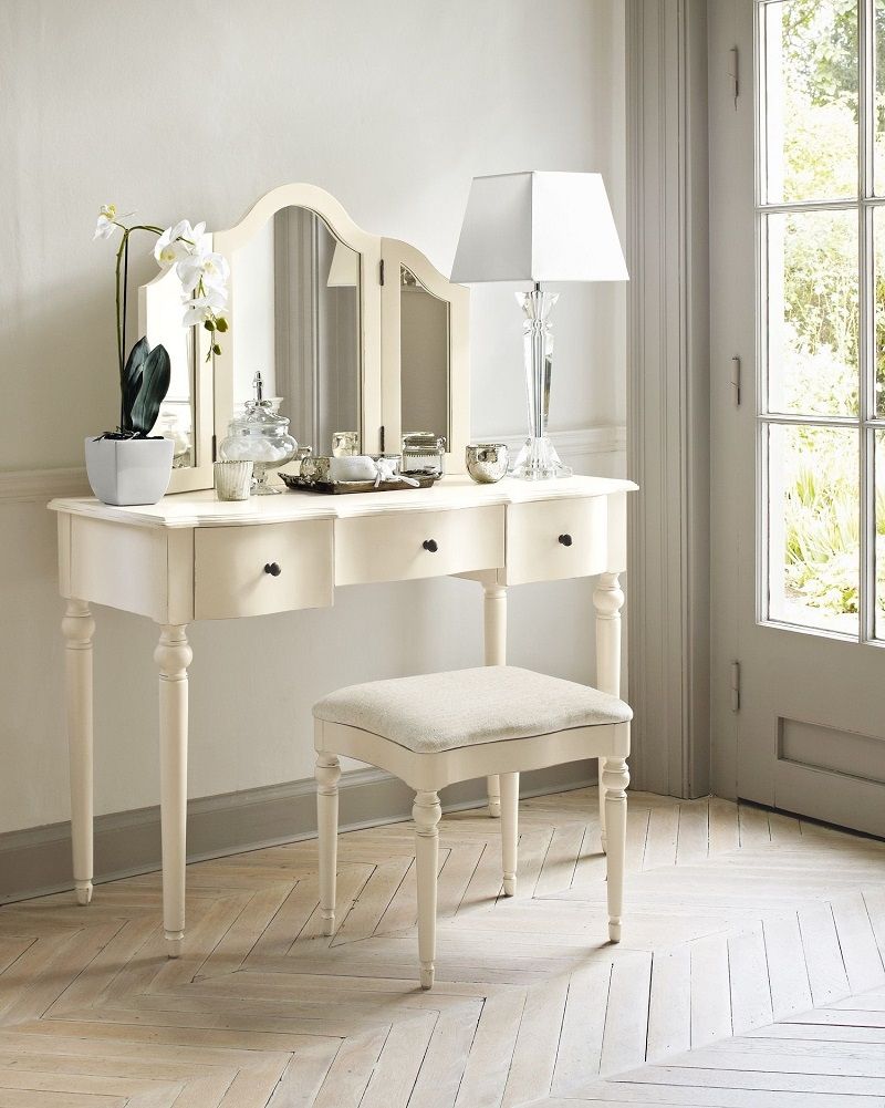 Bộ bàn ghế trang điểm phong cách tân cổ điển màu trắng trang nhã