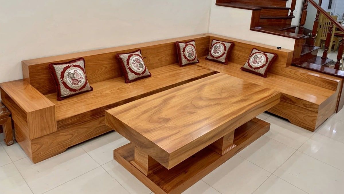 Bàn ghế sofa nguyên khối bằng gỗ dổi giúp tăng sự sang trọng cho không gian