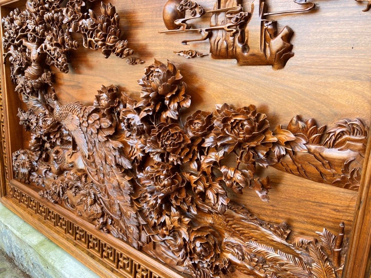 Tranh điêu khắc bằng gỗ dổi vô cùng công phu tạo điểm nhấn cho ngôi nhà