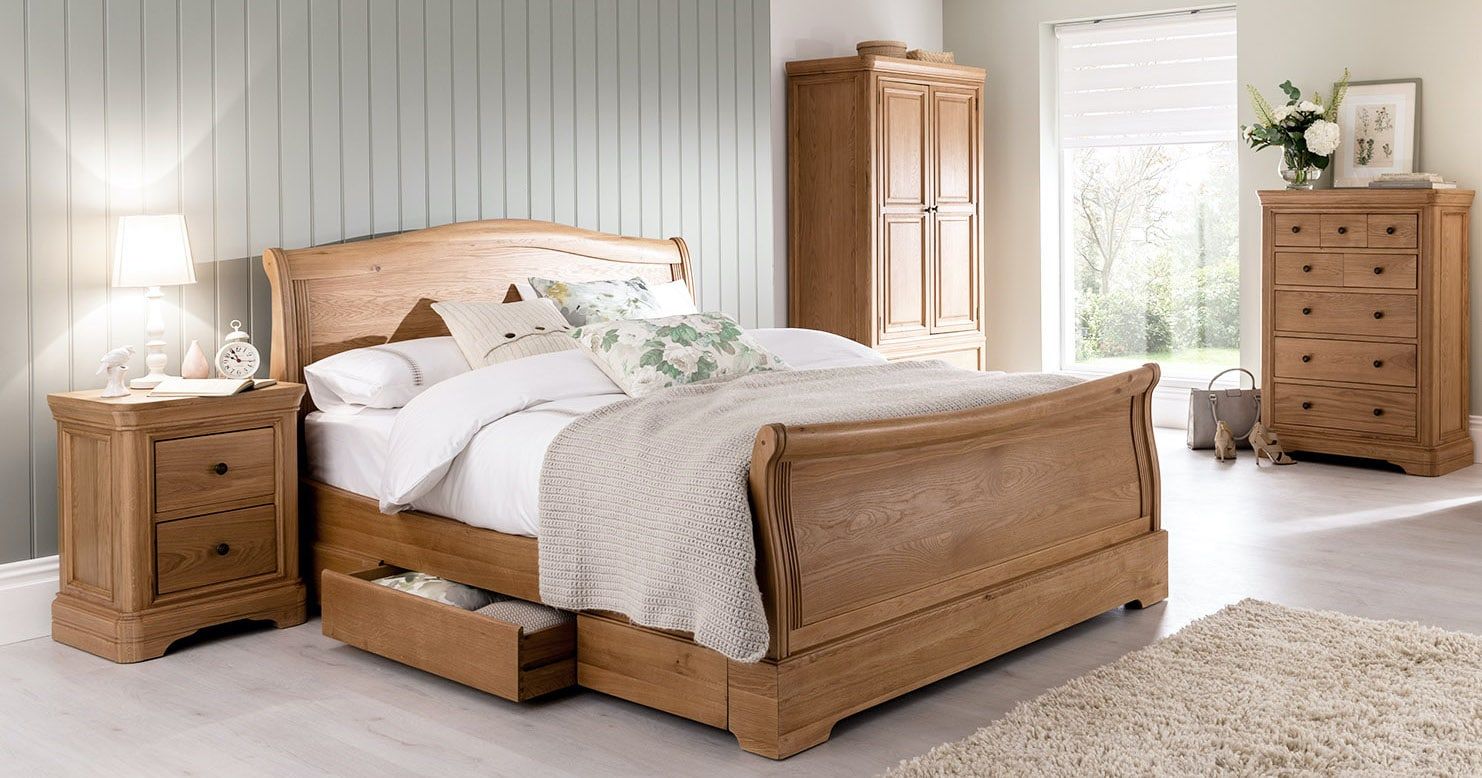 Giường ngủ bằng gỗ sồi với hộc đựng đồ và đuôi giường nhô cao cách điệu