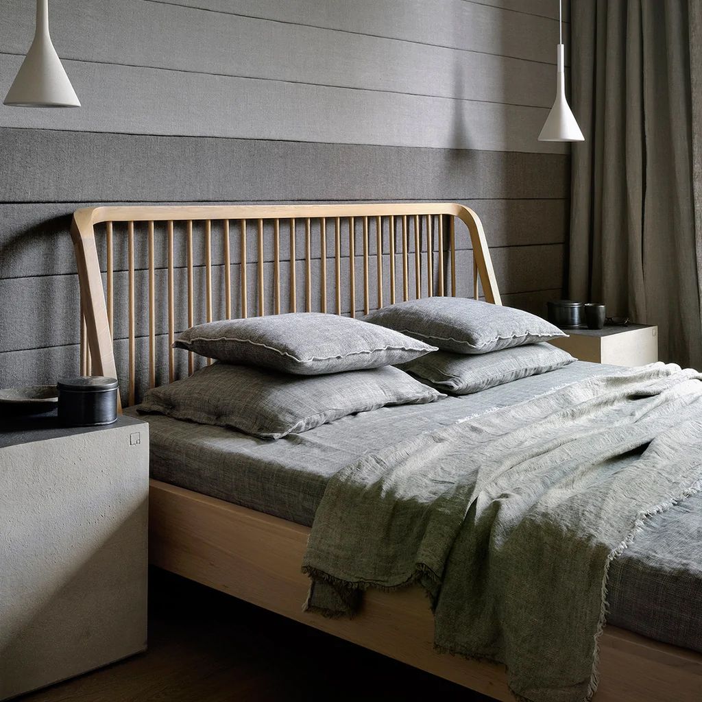 Giường ngủ gỗ sồi với thiết kế đầu giường là các nan dọc lạ mắt