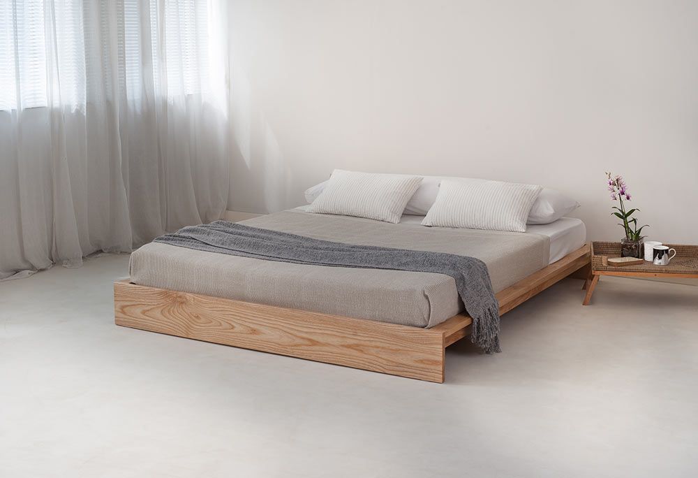 Giường ngủ gỗ sồi thiết kế tối giản tạo cảm giác rộng rãi cho không gian