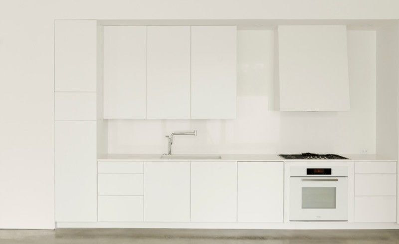 Hệ tủ bếp màu trắng tối giản đường nét thiết kế , giúp gia chủ tránh những cảm giác bừa bộn