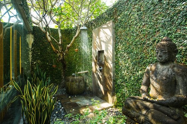 mẫu nhà tắm lộ thiên với bứng tường rêu xanh cổ kín