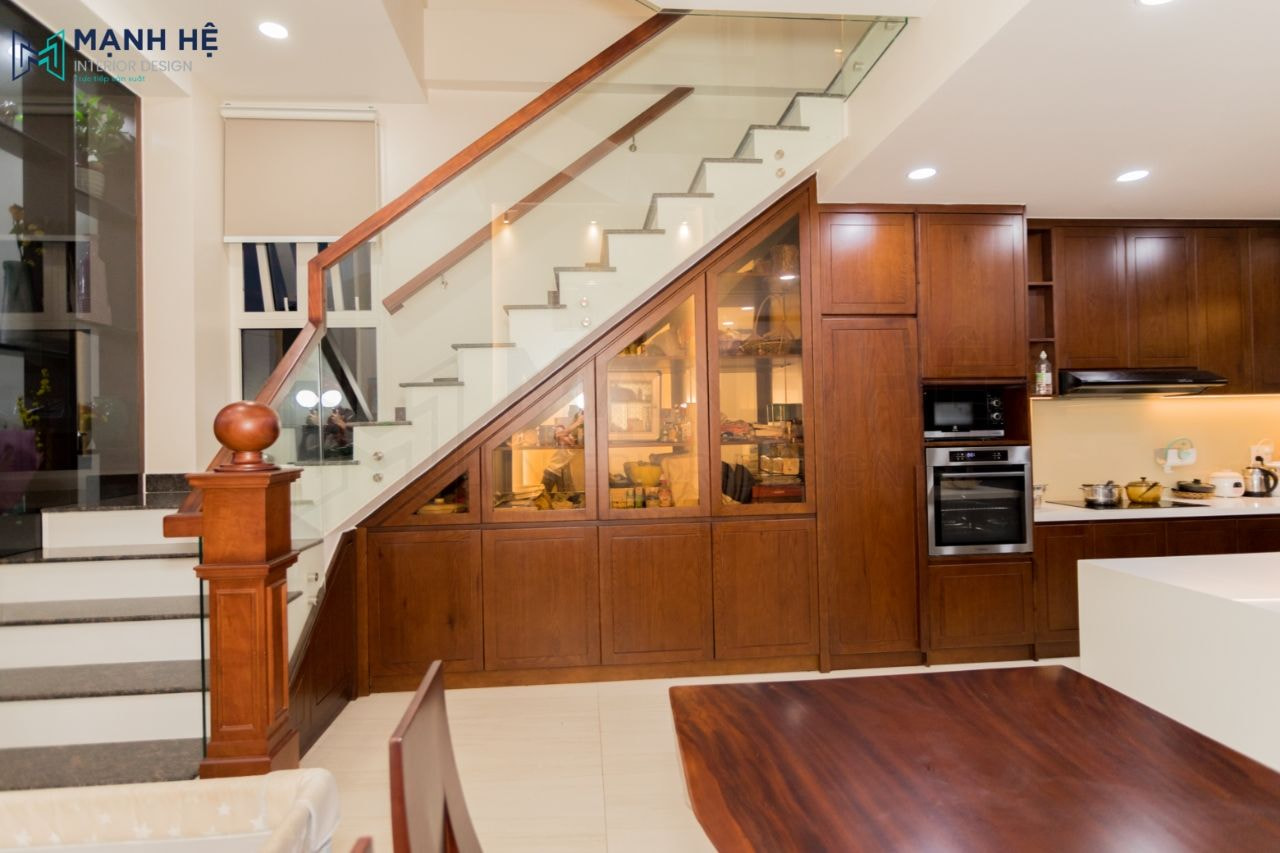 Thiết kế tủ gầm cầu thang nối liền tủ bếp tận dụng tối đa không gian nhà ở