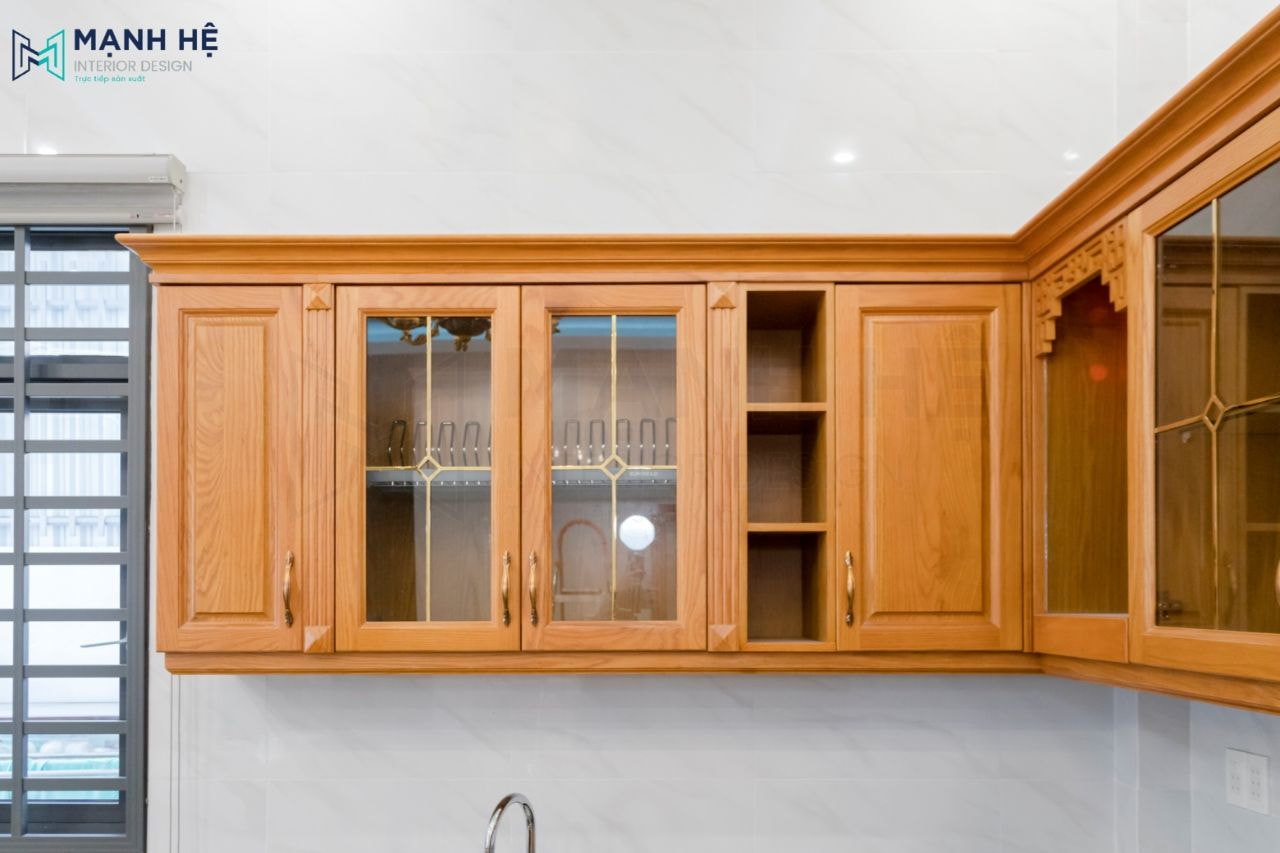 Hệ tủ bếp trên cánh kính kết hợp bàn thờ ông táo tiện nghi