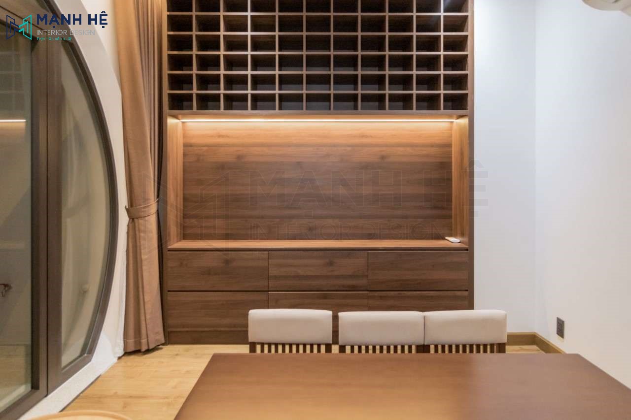 Hệ tủ lưu trữ với nhiều ô nhỏ giúp gia chủ thoải mái trưng bày rượu hay bộ sưu tập riêng của mình