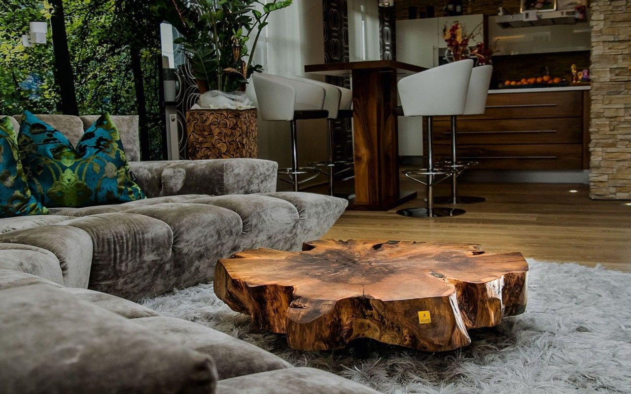 Mẫu bàn trà gỗ nguyên khối ấn tượng trở thành điểm nhấn nổi bật cho không gian phòng khách