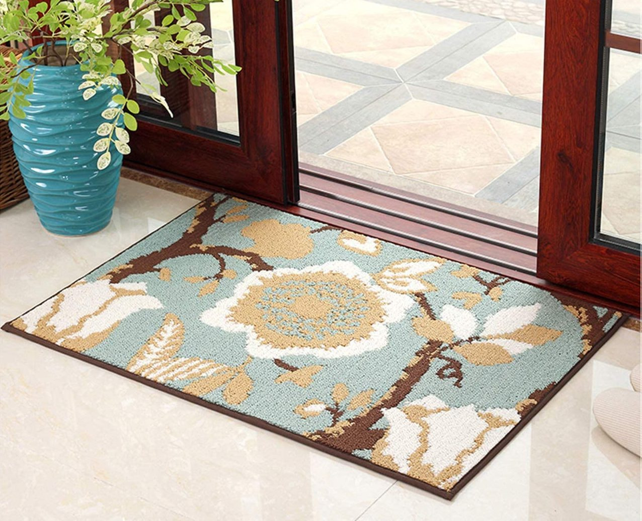 Đặt thảm trước cửa ra vào giúp giảm tiếng ồn từ bên ngoài